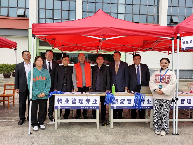 市政協(xié)副主席秦天志、重慶海怡天集團董事局主席張海源一行蒞臨我院考察指導(dǎo)